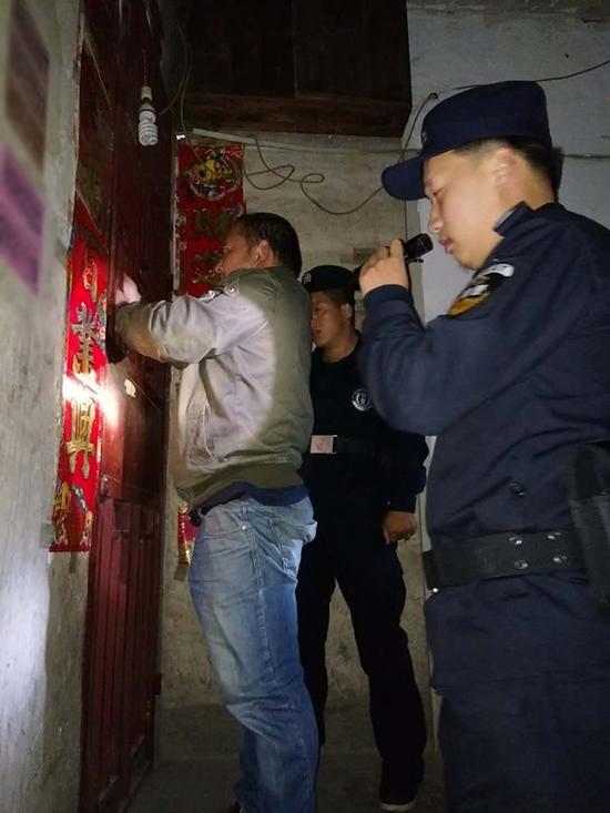 广东粗心妈妈误将幼女锁家中 